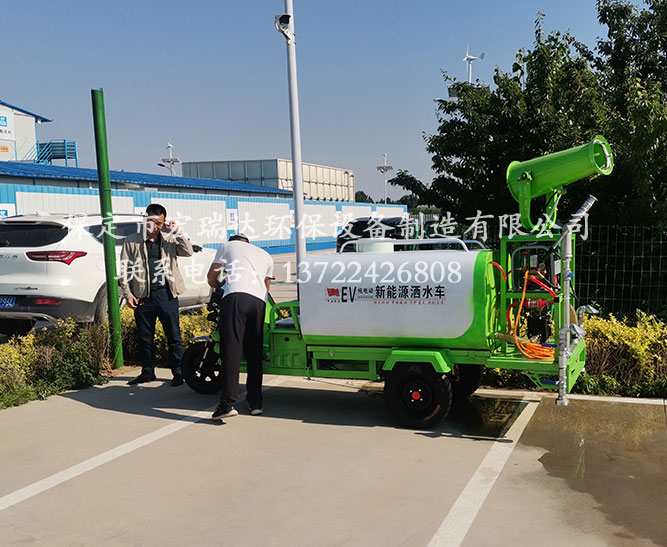 保定宏瑞達電動霧炮灑水車在秦皇島景區(qū)建設工地上崗